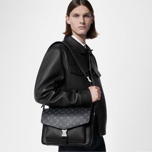 Sold - Louis Vuitton Messengerama